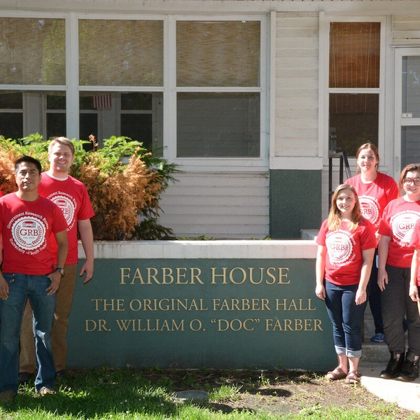 A group of students pose in front of the Farber House