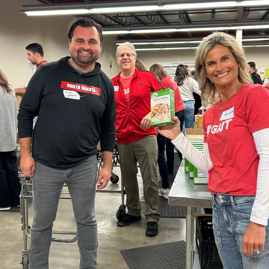 USD Foundation & Alumni Association team members serving at Feeding 17�Թ���