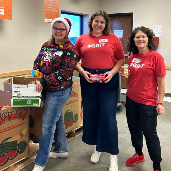 USD Foundation & Alumni Association team members serving at Feeding 17�Թ���