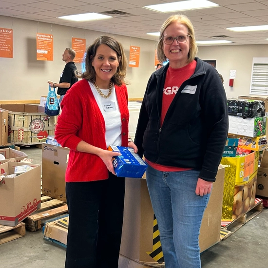 USD Foundation & Alumni Association team members serving at Feeding 17�Թ���