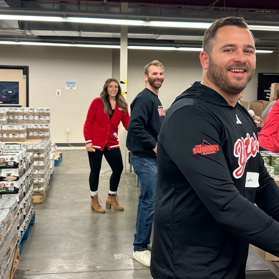 USD Foundation & Alumni Association team members serving at Feeding 17�Թ���