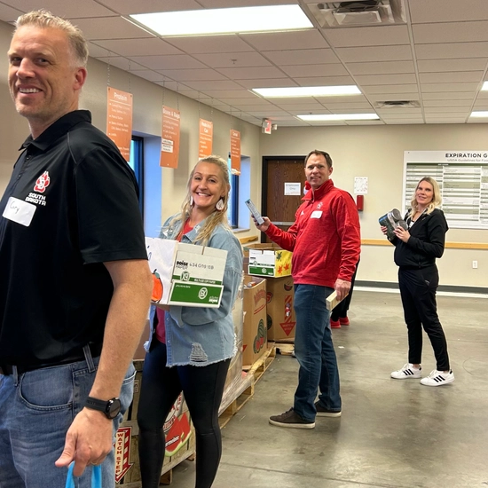 USD Foundation & Alumni Association team members serving at Feeding 17�Թ���