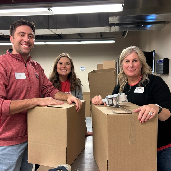 USD Foundation & Alumni Association team members serving at Feeding 17�Թ���