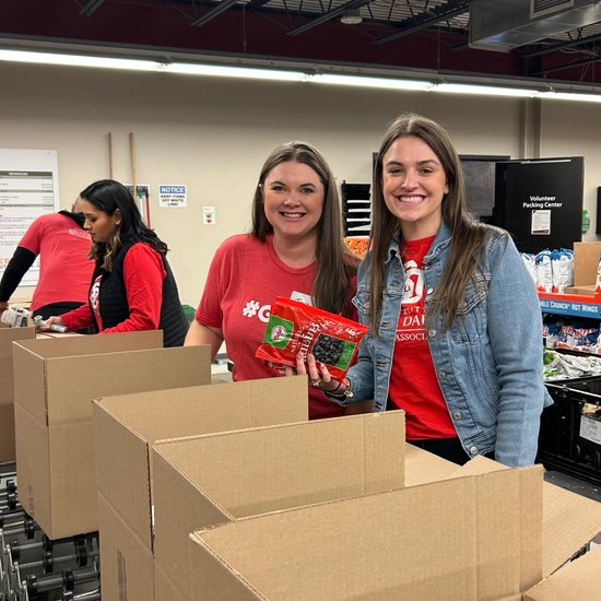 USD Foundation & Alumni Association team members serving at Feeding 17�Թ���