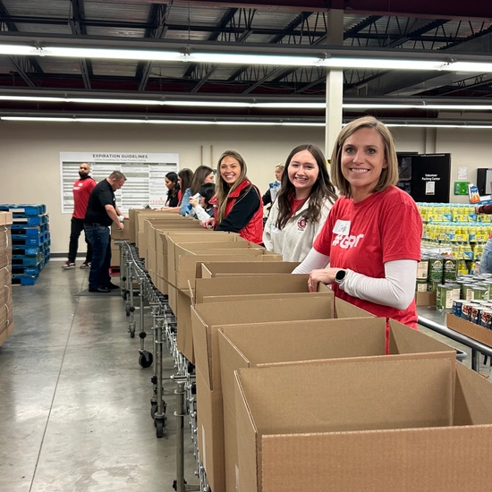 USD Foundation & Alumni Association team members serving at Feeding 17�Թ���