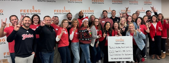 USD Foundation & Alumni Association team members serving at Feeding 17�Թ���