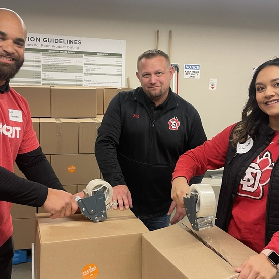 USD Foundation & Alumni Association team members serving at Feeding 17�Թ���