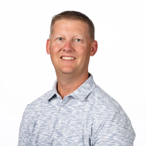 Travis Rhoades headshot